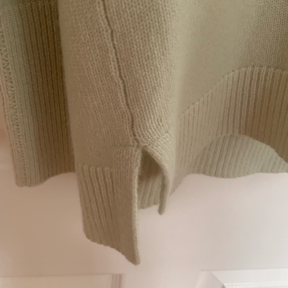 NWT Todd & Duncan Cashmere Sweater: Mint, V-Neck, Side Slits, M - Picture 3 of 16